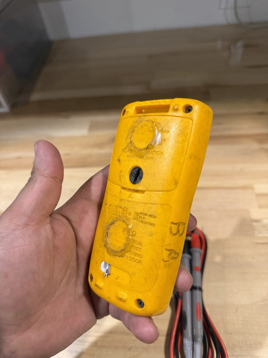 FLUKE 101 600VCAT III MULTIMETER W/ LEADS & CLIPS - SHIPS FAST