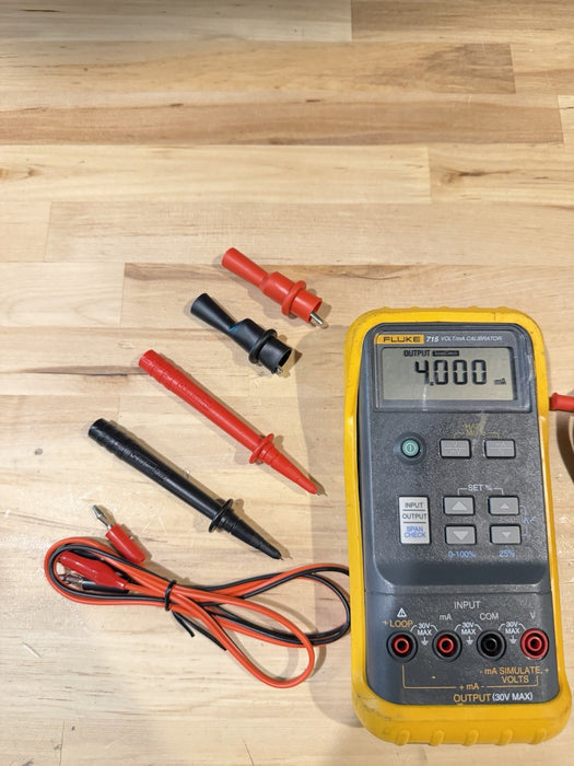 FLUKE 715 VOLT/MA CALIBRATOR WITH LEADS & CLIPS TESTED