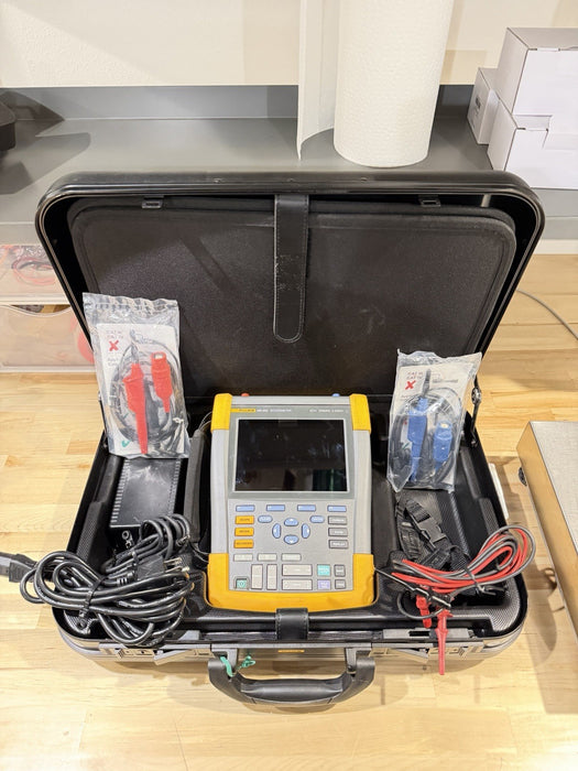FLUKE 190-202 SCOPEMETER 2CH 200MHZ 2.5GS/S W/ ACCESSORIES (TESTED) SHIPS FREE