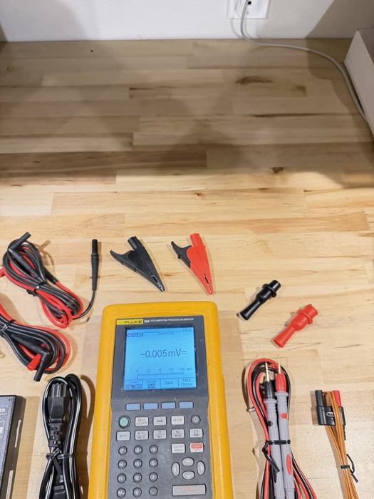 FLUKE 744 DOCUMENTING PRCESS CALIBRATOR W/ LEADS & CHARGER (CALIBRATED 2025)