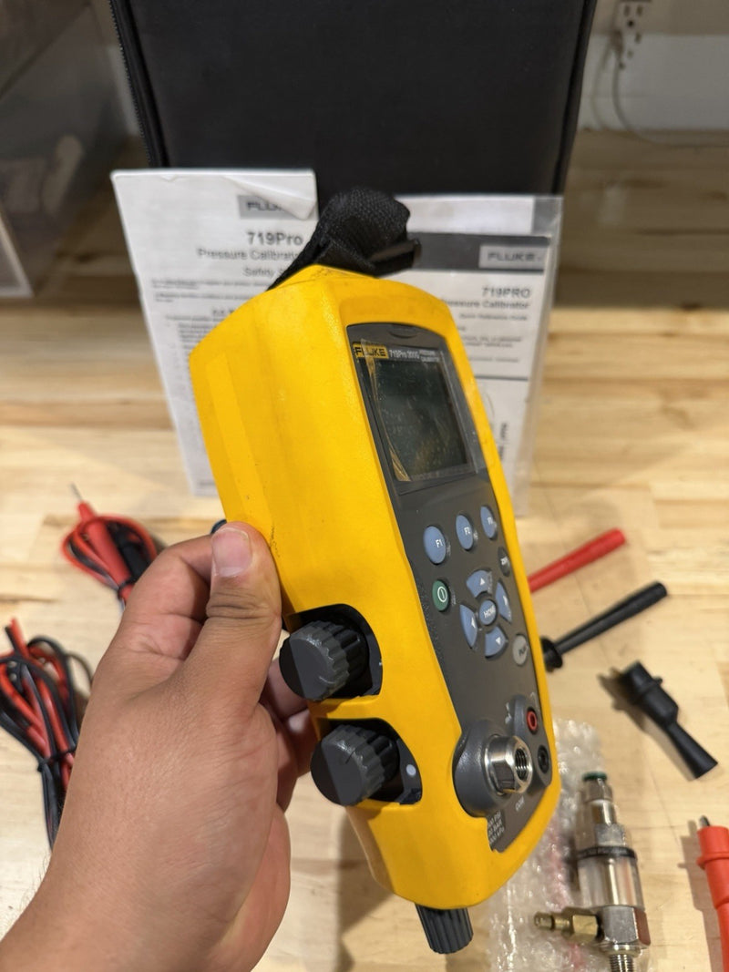 FLUKE 719 PRO 300G ELECTRIC PRESSURE CALIBRATOR W/ ACCESSORIES (SHIPS FREE)