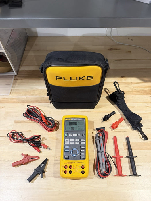 FLUKE 725 MULTIFUNCTION PROCESS CALIBRATOR WITH BAGLEADS & CLIPS