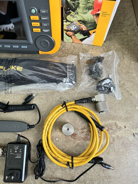 FLUKE 810 VIBRATION TESTER WITH TACHOMETER & TRIAXIAL ACCELEROMETER & CASE