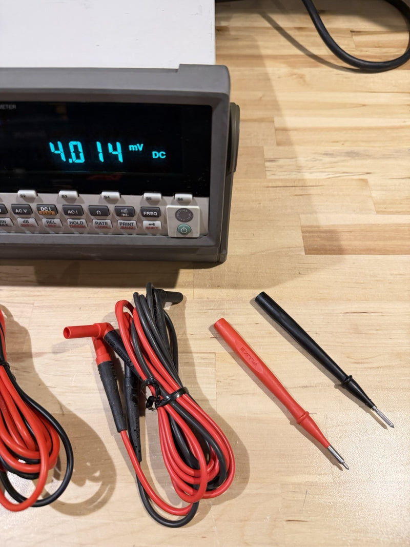 FLUKE 8808A 5.5 DIGITAL MULTIMETER WITH LEADS & CHARGER TESTED