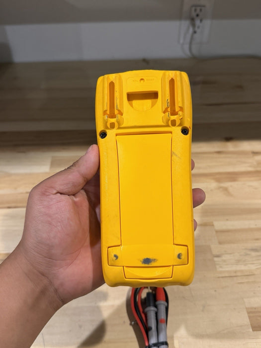 FLUKE 179 MULTIMETER W/ LEADS & CLIPS (SHIPS FAST)