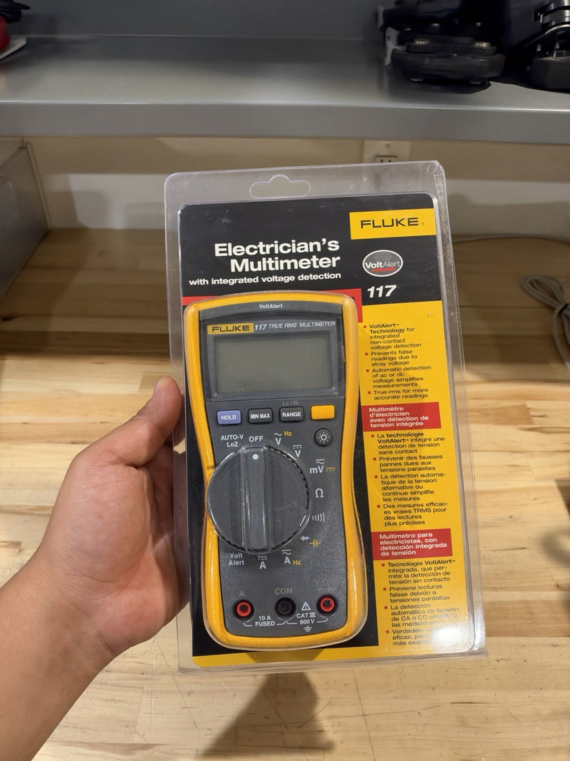 FLUKE 117 TRUE RMS FIELD TECHNICIANS DIGITAL MULTIMETER 600V AC/DC VOLTAGE NEW