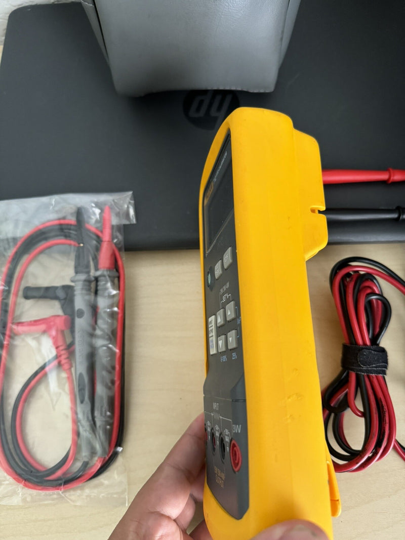 FLUKE 712 RTD PROCESS CALIBRATOR WITH LEADS & BAG