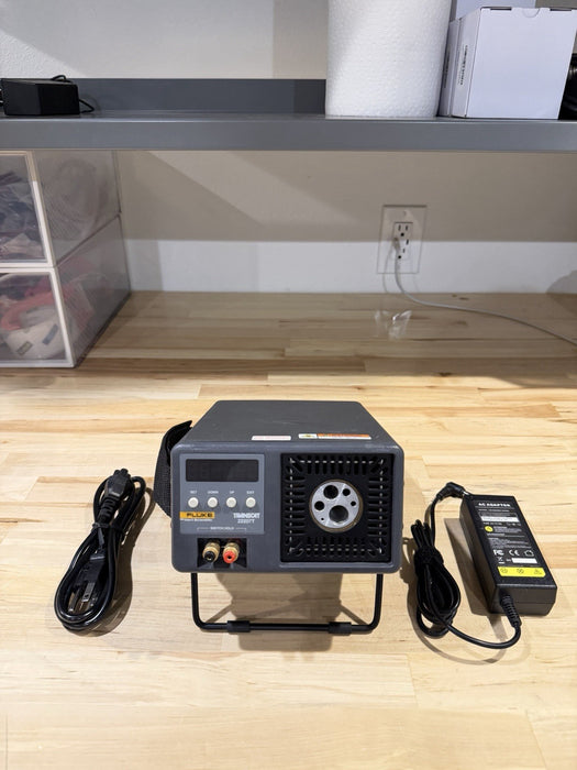 FLUKE 9140 22207T DRY-WELL CALIBRATOR WITH CHARGER TESTED