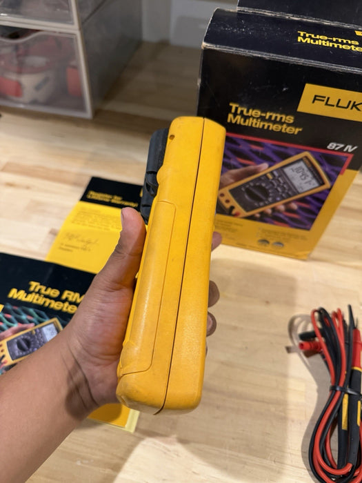 FLUKE 87 IV TRUE RMS MULTIMETER W/ LEADS & CLIPS (TESTED) SHIPS FAST