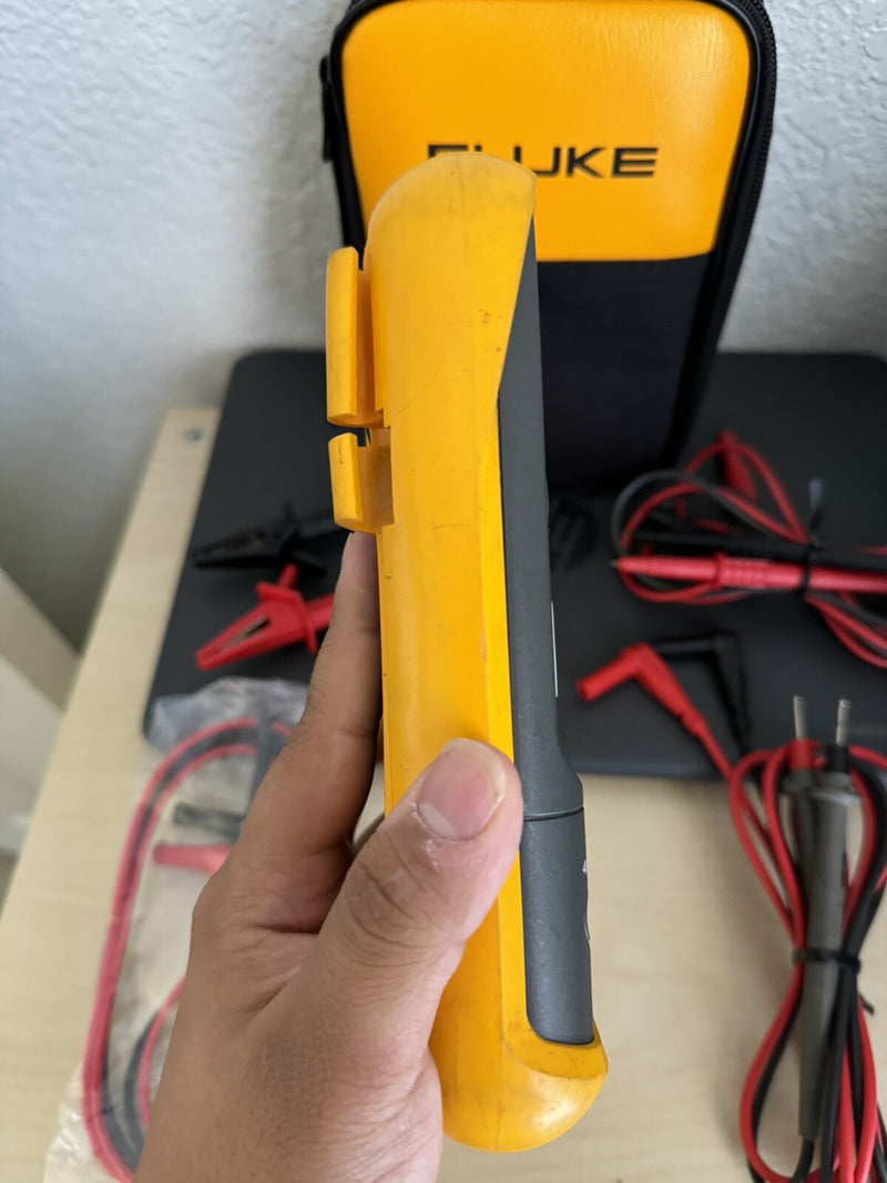 FLUKE 712 RTD PROCESS CALIBRATOR WITH ACCESSORIES & BAG TESTED