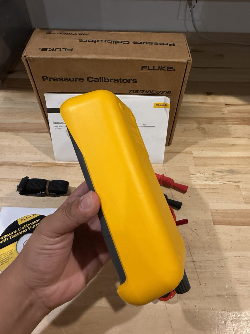 FLUKE 719 30G PRESSURE CALIBRATOR KIT W/ LEADS  (TESTED) NEW