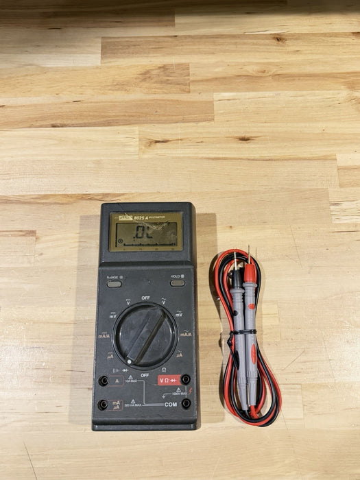 FLUKE 8025 A DIGITAL MULTIMETER W/ LEADS- SHIPS FAST
