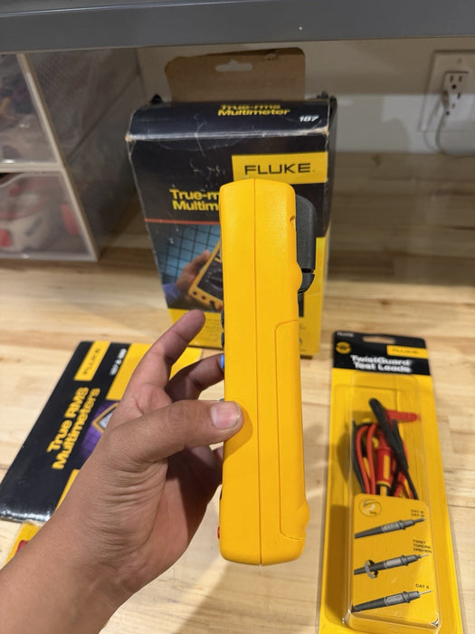 FLUKE 187 TRUE RMS MULTIMETER W/ LEADS & CLIPS  (NEW SEALED) TESTED - RARE