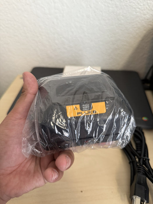 FLUKE BC7217 BATTERY CHARGER FOR BP72XX FLUKE 744, 743B, 741B, 702, 701 USA MADE