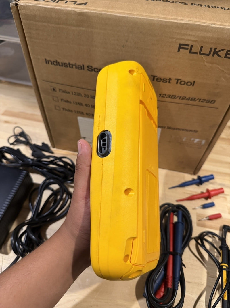 FLUKE 123B INDUSTRIAL SCOPEMETER 20MHZ WITH ACCESSORIES & BAG