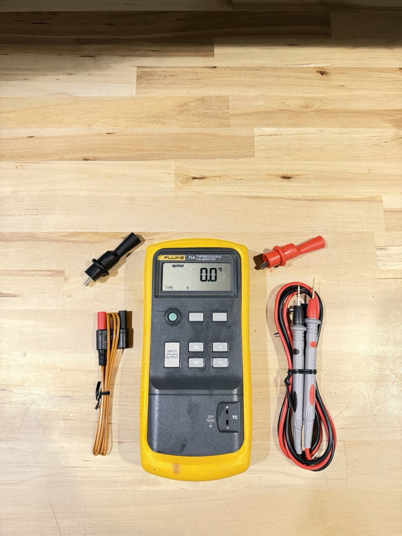 FLUKE 714 THERMOCOUPLE CALIBRATOR WITH ACCESSORIES