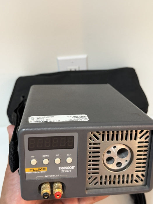 FLUKE 9140 22207T DRY-WELL CALIBRATOR WITH BAG & CHARGER TESTED