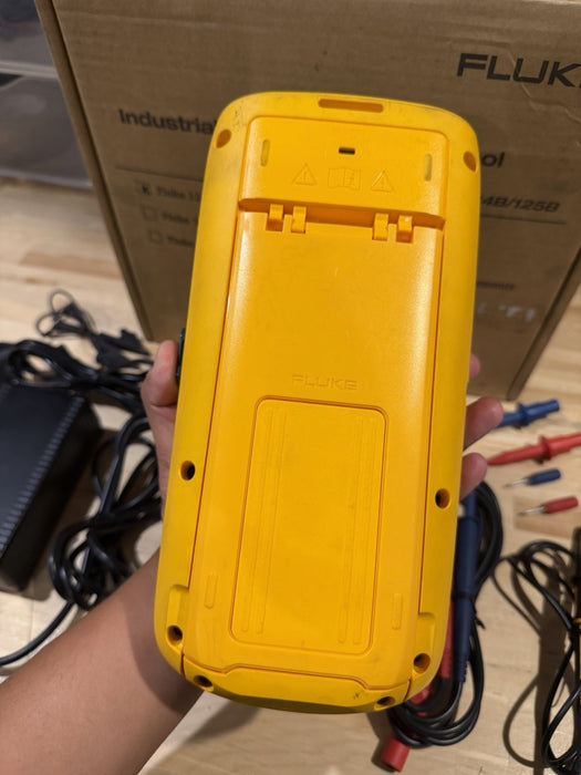 FLUKE 123B INDUSTRIAL SCOPEMETER 20MHZ W/ ACCESSORIES & BAG - FREE SHIPPING