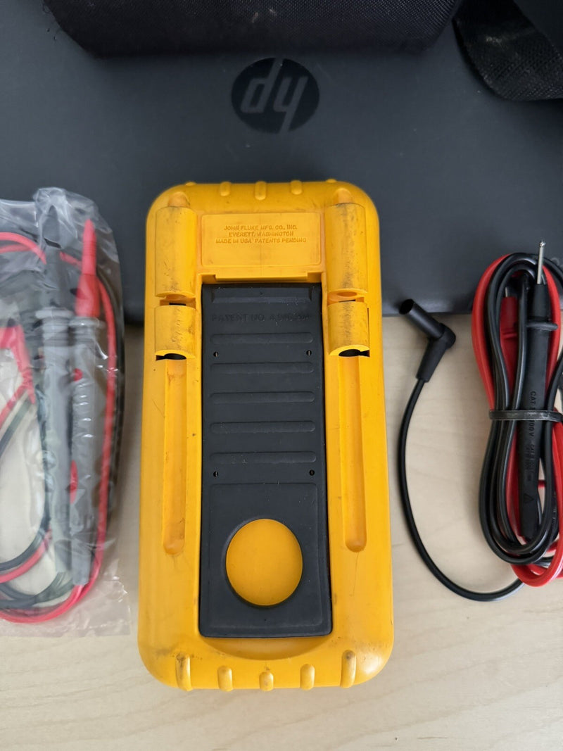 FLUKE 713 30G PRESSURE CALIBRATOR WITH LEADS & BAG