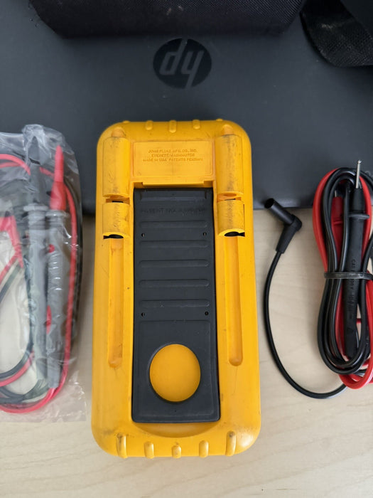FLUKE 713 30G PRESSURE CALIBRATOR WITH LEADS & BAG