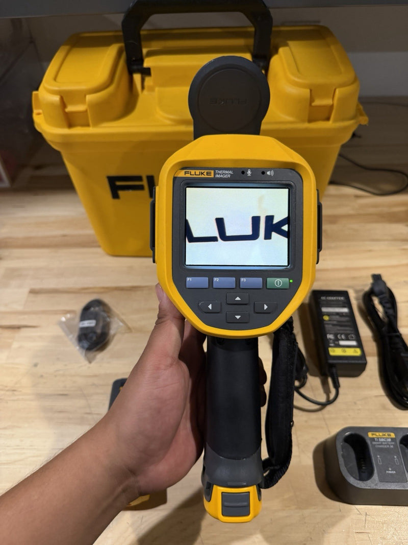 FLUKE TI480PRO IR CAMERA 60HZ, 640 X 480 , 2 BATTERIES W/ CHARGE & CASE -TESTED