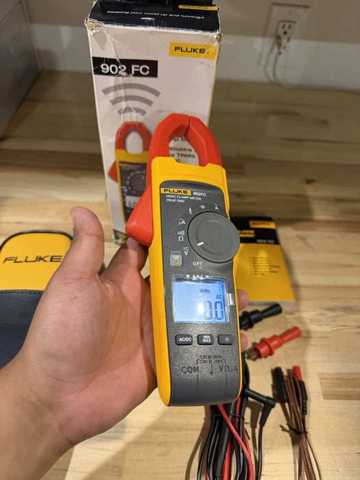 FLUKE 902 FC TRUE RMS HVAC CLAMP METER WITH CASE & LEADS