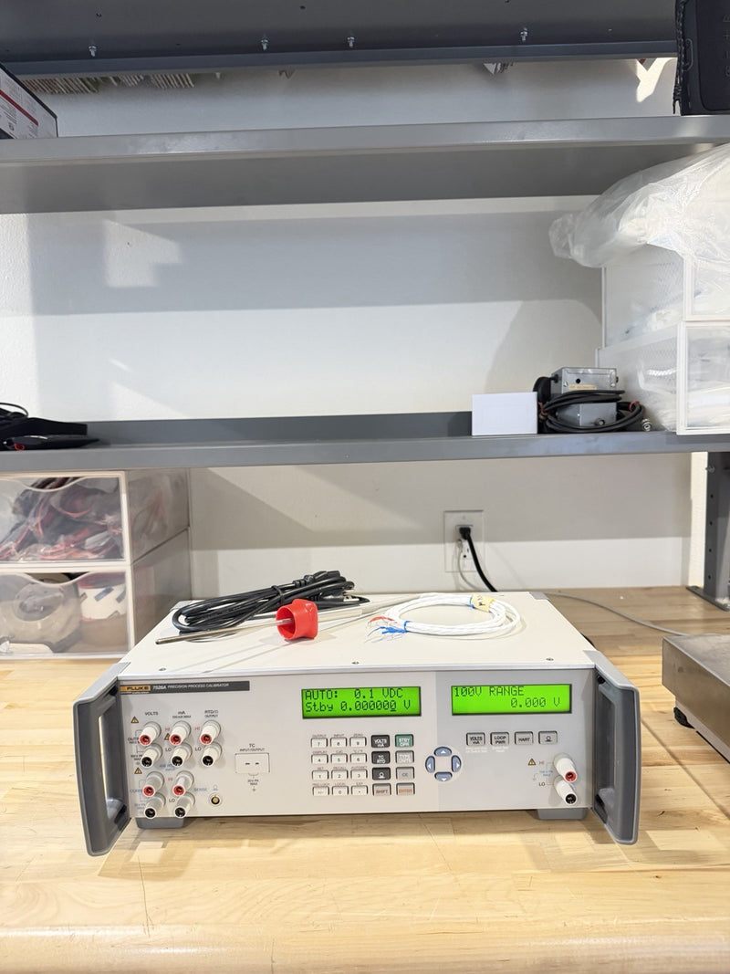 FLUKE 7526A PRECISION PROCESS CALIBRATOR WITH PROBE & CHARGER TESTED
