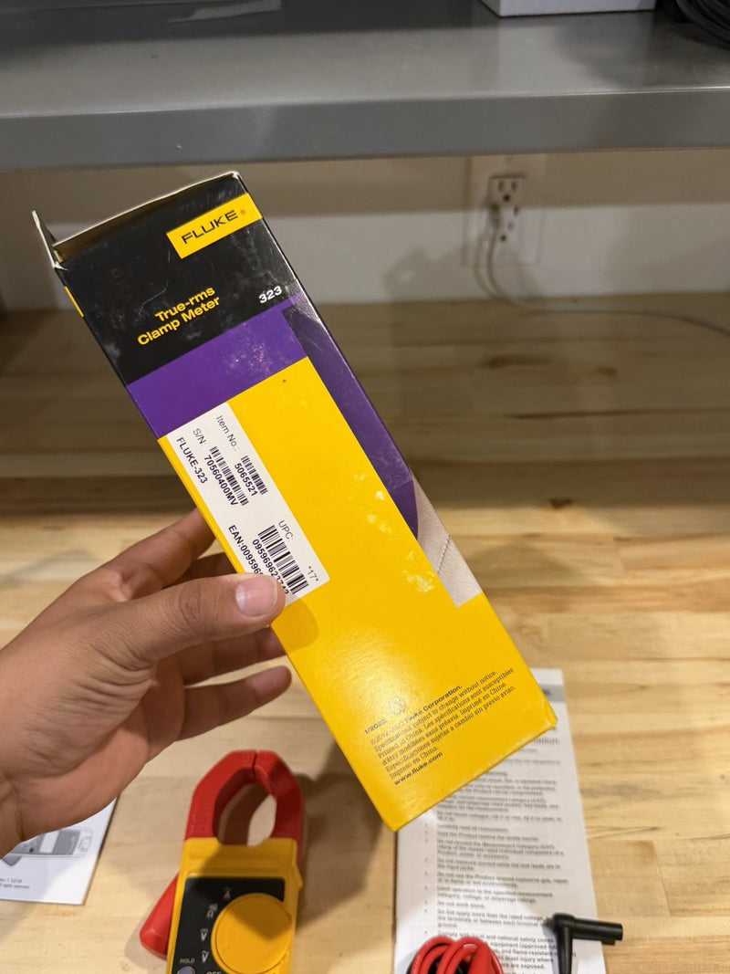 FLUKE 323 TRUE-RMS DIGITAL CLAMP METER WITH BAG & LEADS