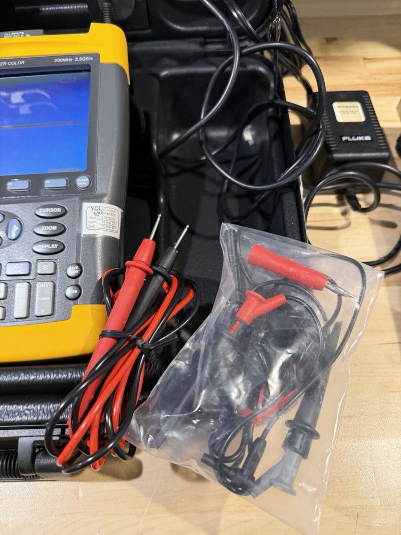 FLIKE 199C 200MHZ 2.5GS/s SCOPEMETER COLOR W/ ACCESSORIES (CALIBRATED 2025)