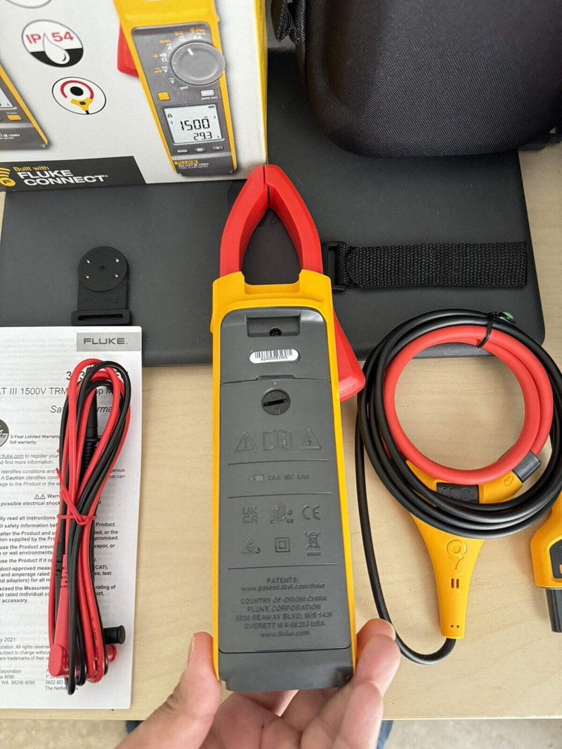 FLUKE 393 FC CAT III 1500 V TRUE-RMS CLAMP METER