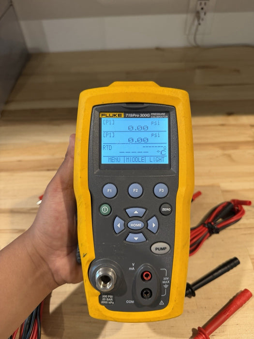 FLUKE 719 PRO 300G ELECTRIC PRESSURE CALIBRATOR W/ ACCESSORIES (SHIPS FREE)