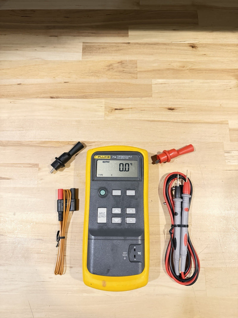 FLUKE 714 THERMOCOUPLE CALIBRATOR WITH ACCESSORIES
