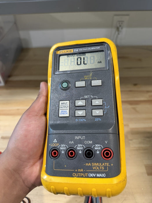 FLUKE 715 VOLT/MA CALIBRATOR WITH LEADS & CLIPS TESTED