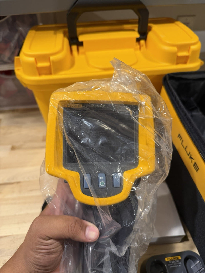 FLUKE TIR27 THERMAL IMAGER KIT 60HZ W/ BATTERIES & CHARGER TESTED RARE