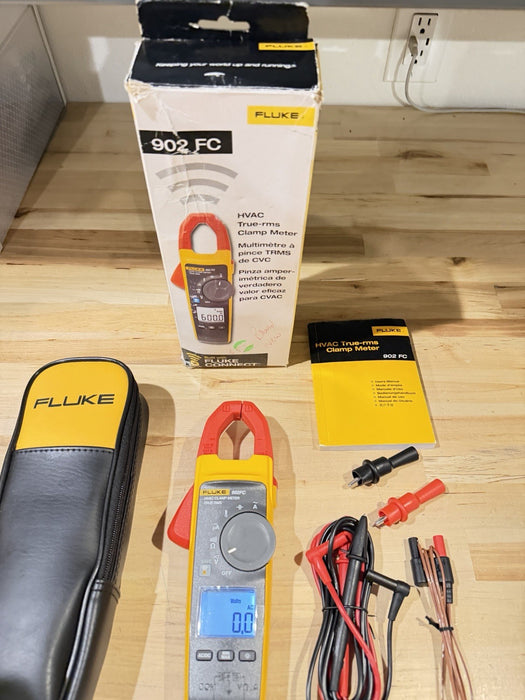 FLUKE 902 FC TRUE RMS HVAC CLAMP METER WITH CASE & LEADS