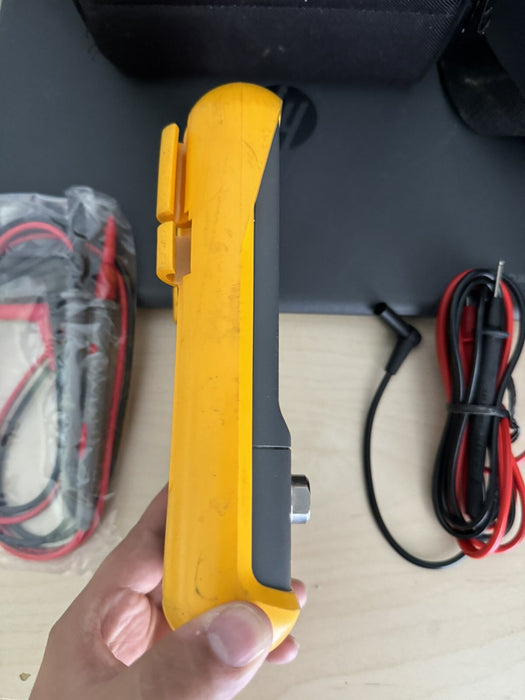 FLUKE 713 30G PRESSURE CALIBRATOR WITH LEADS & BAG