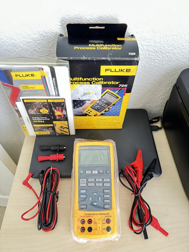 FLUKE 725 MULTIFUNCTION PROCESS CALIBRATOR WITH LEADS BOX