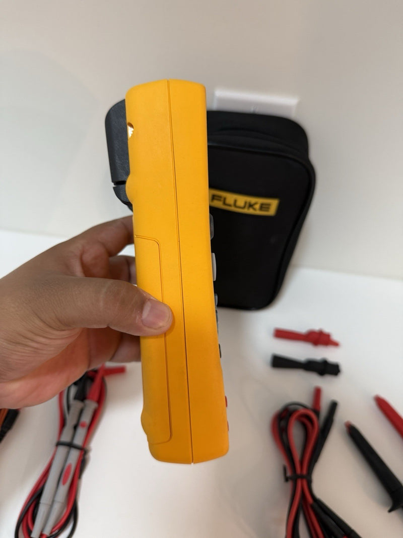 FLUKE 724 TEMPERATURE CALIBRATOR METER WITH ACCESSORIES