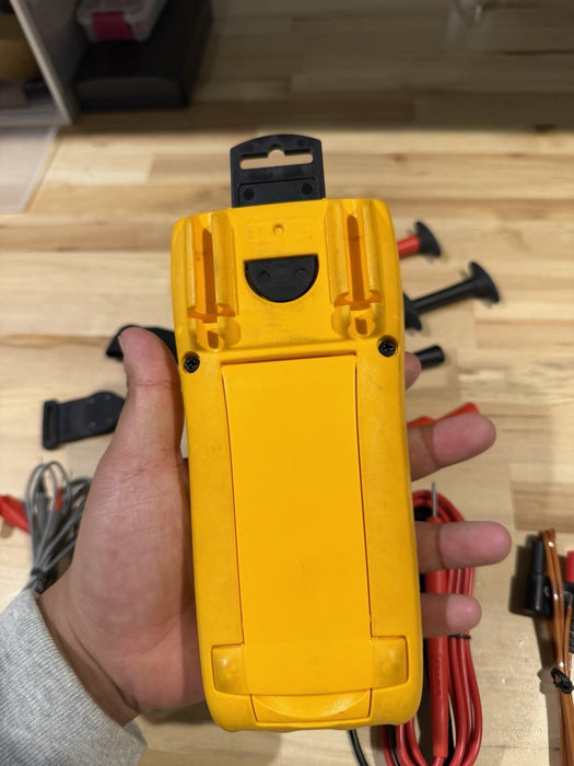 FLUKE 179 TRUE RMS MULTIMETER KIT W/ LEADS & ACCESSORIES / SHIPS FAST (TESTED)