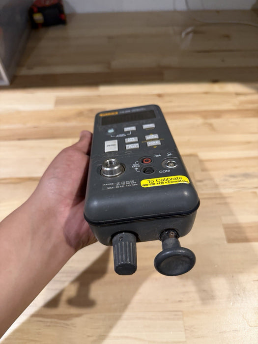 FLUKE 718 30G PRESSURE CALIBRATOR TESTED