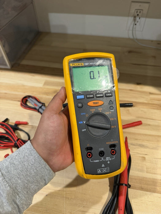 FLUKE 1507 INSULATION MULTIMETER W/ LEADS & CLIPS - SHIPS FAST