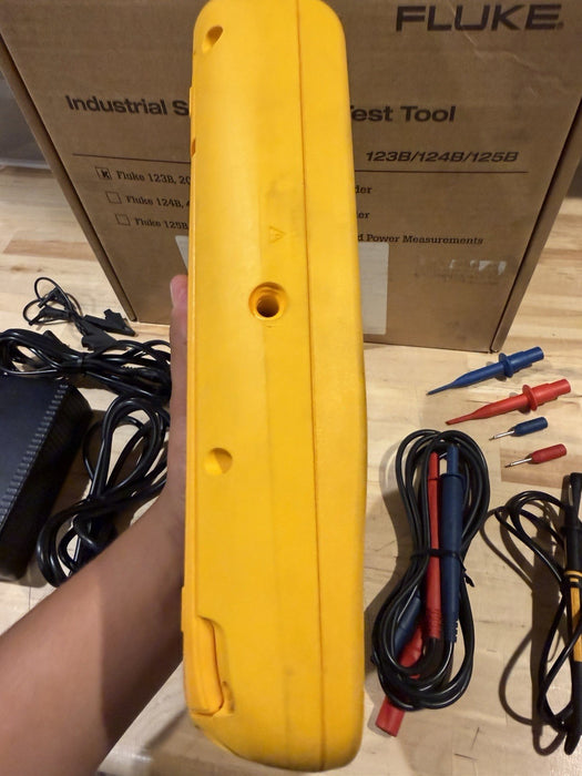 FLUKE 123B INDUSTRIAL SCOPEMETER 20MHZ W/ ACCESSORIES & BAG - FREE SHIPPING