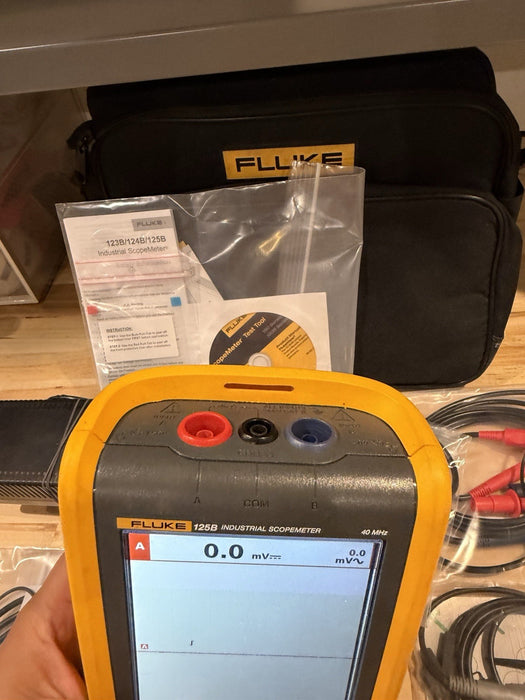 FLUKE 125B INDUSTRIAL SCOPEMETER 40MHZ W/ ACCESSORIES & BAG - FREE SHIPPING