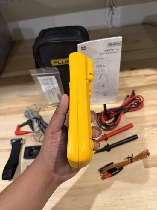 FLUKE 179/EDA2 MULTIMETER COMBO KIT W/ BAG & ACCESSORIES - TESTED