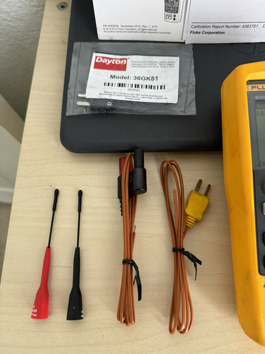 FLUKE 714B THERMOCOUPLE TEMPERATURE CALIBRATOR
