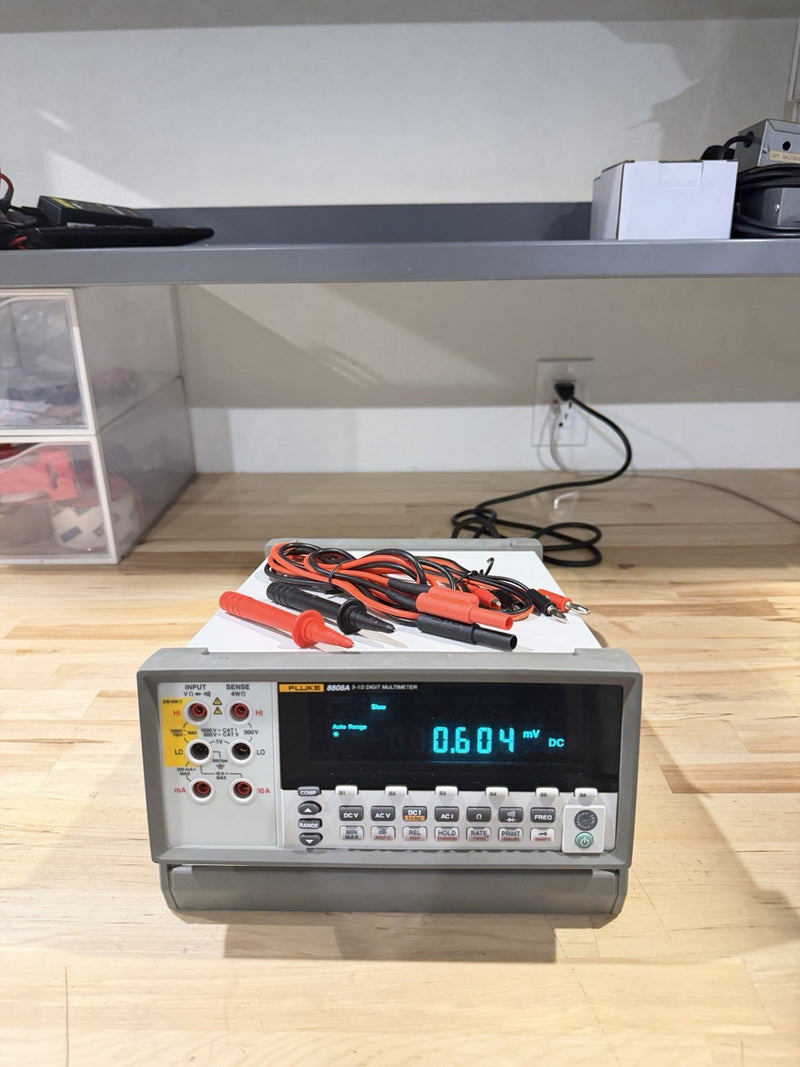 FLUKE 8808A 5.5 DIGITAL MULTIMETER WITH LEADS & CHARGER TESTED