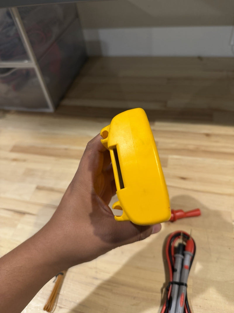 FLUKE 714 THERMOCOUPLE CALIBRATOR WITH ACCESSORIES
