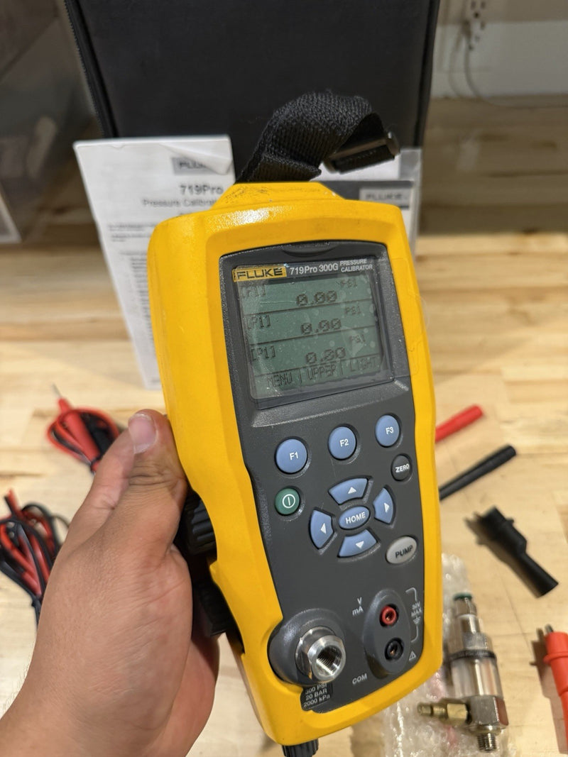 FLUKE 719 PRO 300G ELECTRIC PRESSURE CALIBRATOR W/ ACCESSORIES (SHIPS FREE)