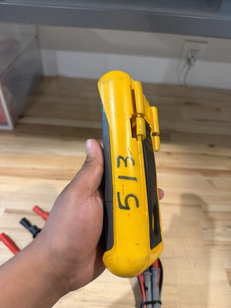 FLUKE 715 VOLT/MA CALIBRATOR WITH LEADS & CLIPS TESTED