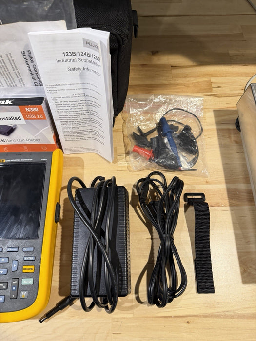 FLUKE 123B INDUSTRIAL SCOPEMETER 20MHZ W/ ACCESSORIES & BAG - FREE SHIPPING
